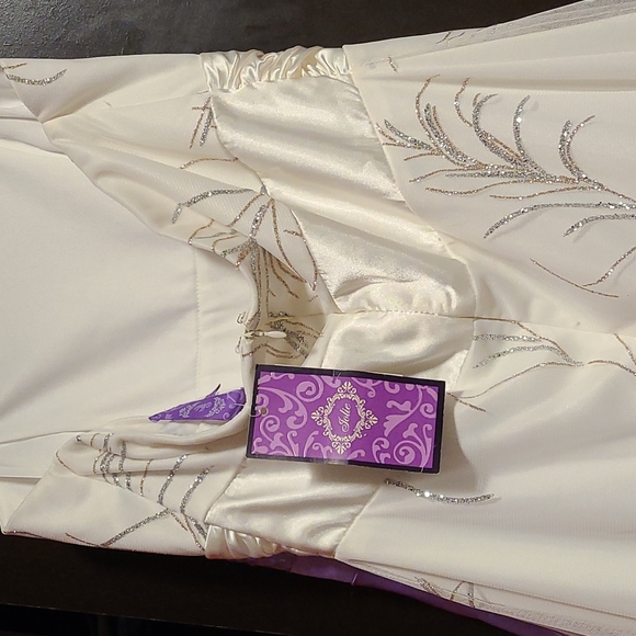 White mini dress - Picture 2 of 3